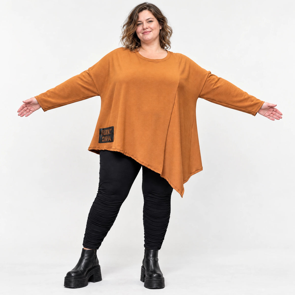 Langarmshirt in warmem Braun mit asymmetrischem Zipfelsaum aus feinem Stretchjersey