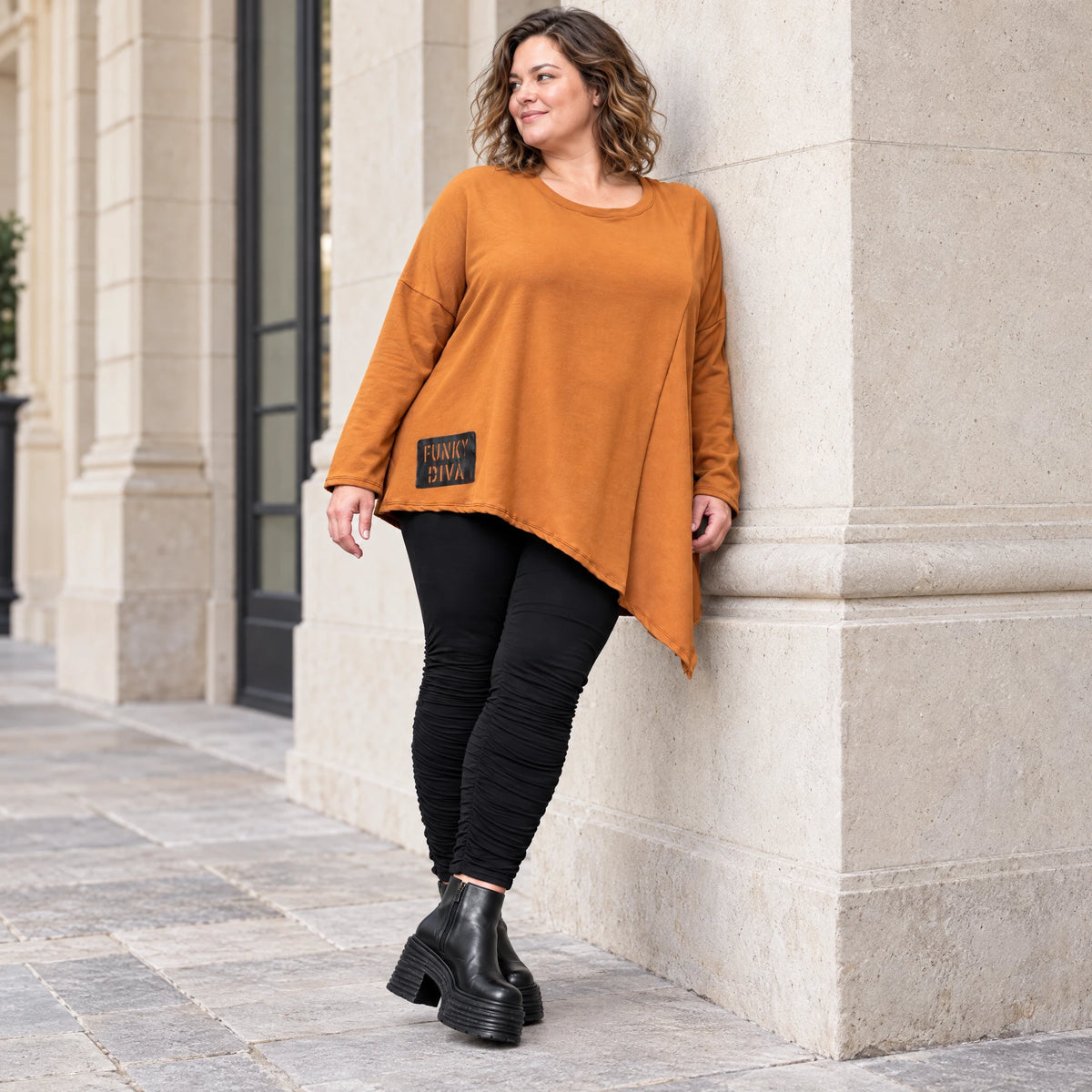 Langarmshirt in warmem Braun mit asymmetrischem Zipfelsaum aus feinem Stretchjersey