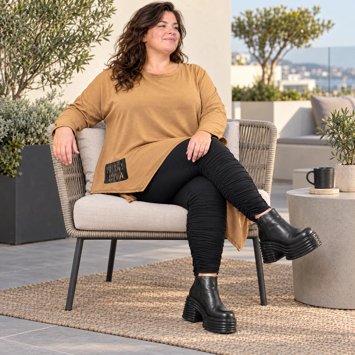 Warmes Langarmshirt in Camel mit asymmetrischem Zipfelsaum aus weichem Jersey mit Stretch