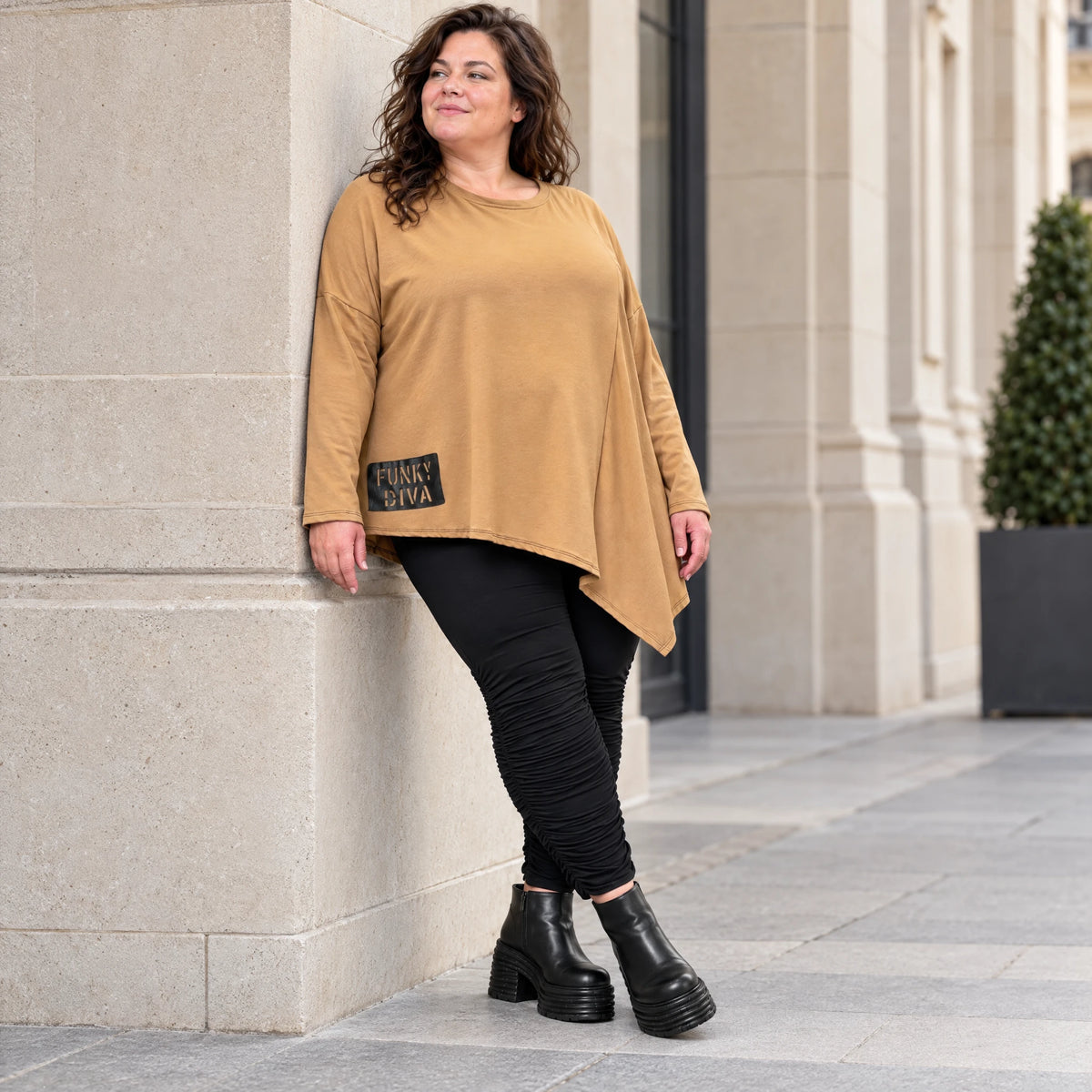 Warmes Langarmshirt in Camel mit asymmetrischem Zipfelsaum aus weichem Jersey mit Stretch