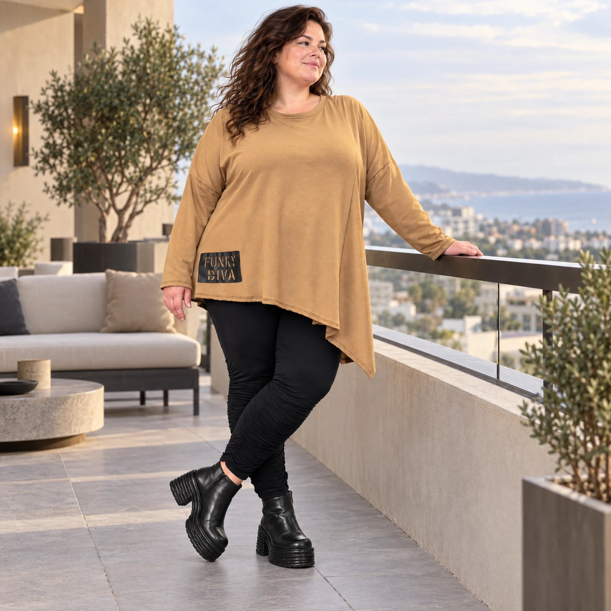 Warmes Langarmshirt in Camel mit asymmetrischem Zipfelsaum aus weichem Jersey mit Stretch