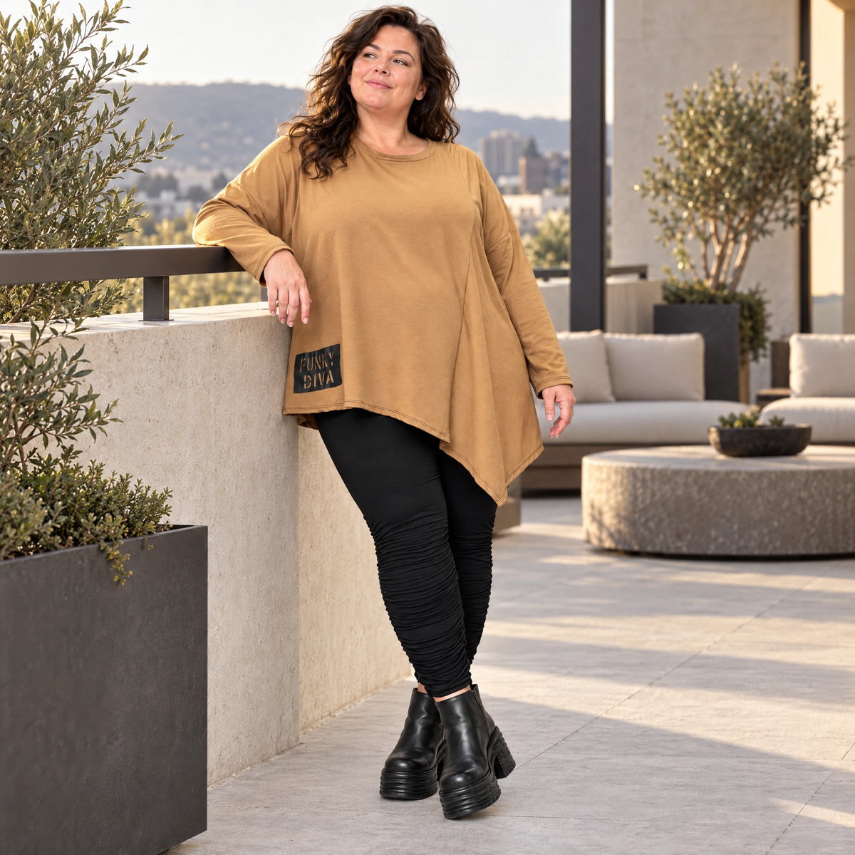 Warmes Langarmshirt in Camel mit asymmetrischem Zipfelsaum aus weichem Jersey mit Stretch