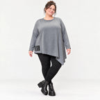 Langarmshirt in Grau mit asymmetrischem Schnitt und Zipfelsaum aus weichem Stretchjersey