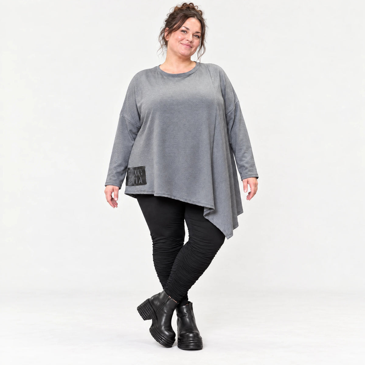 Langarmshirt in Grau mit asymmetrischem Schnitt und Zipfelsaum aus weichem Stretchjersey
