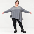 Langarmshirt in Grau mit asymmetrischem Schnitt und Zipfelsaum aus weichem Stretchjersey