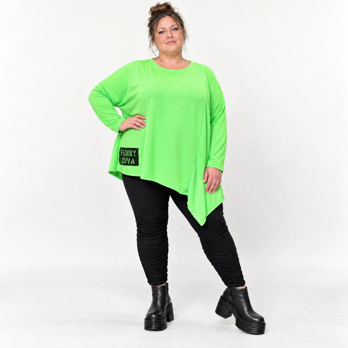 Langarmshirt in frischem Grün mit asymmetrischem Zipfelsaum aus weichem Stretchjersey