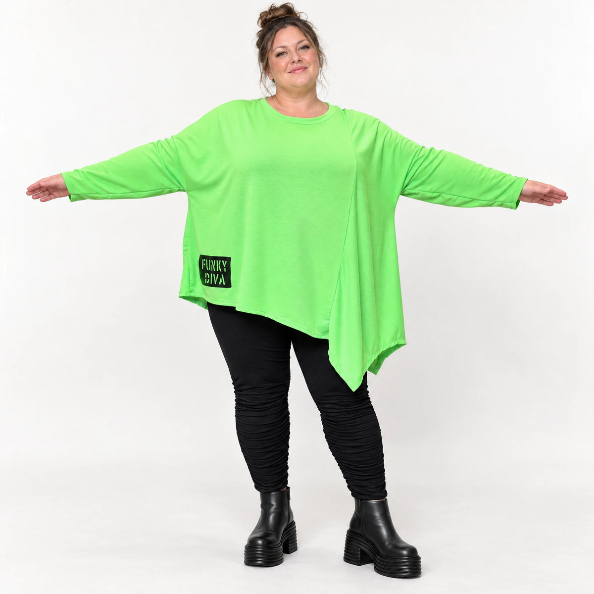 Langarmshirt in frischem Grün mit asymmetrischem Zipfelsaum aus weichem Stretchjersey
