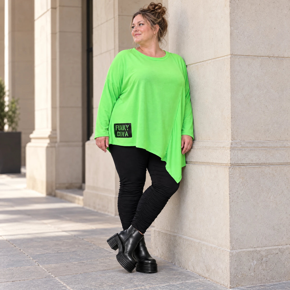 Langarmshirt in frischem Grün mit asymmetrischem Zipfelsaum aus weichem Stretchjersey