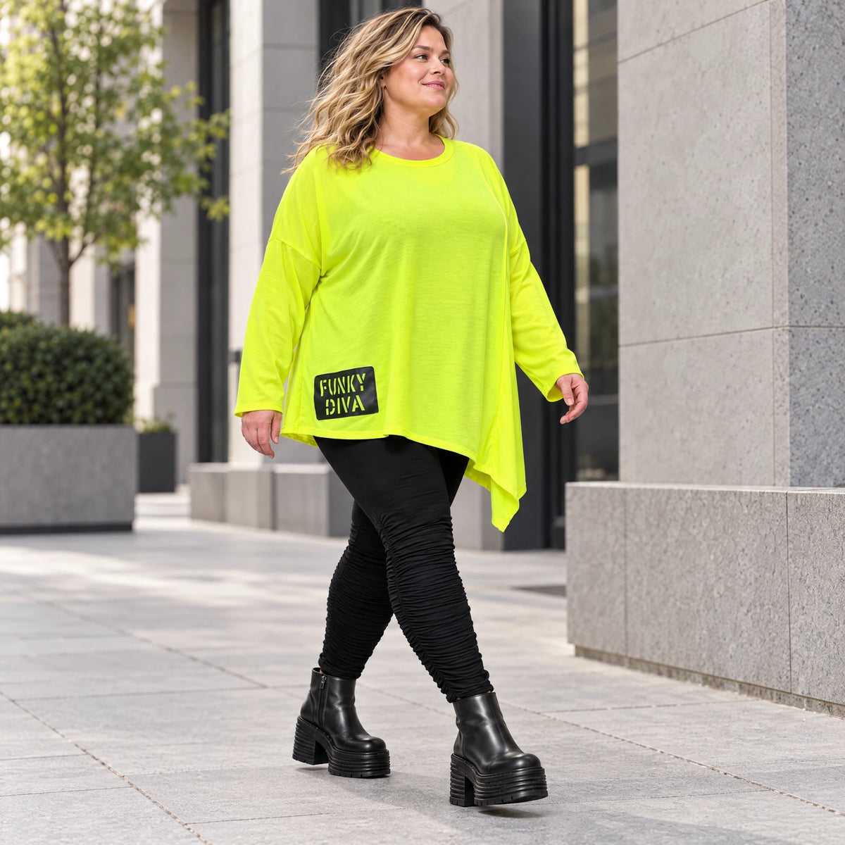 Langarmshirt in Neongelb mit asymmetrischem Zipfelsaum aus weichem Stretchjersey