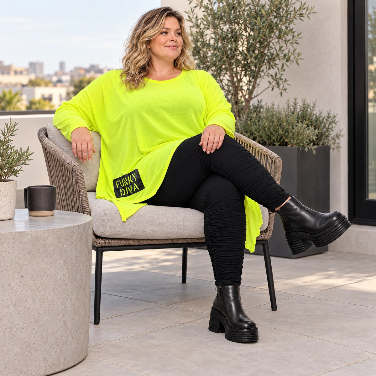 Langarmshirt in Neongelb mit asymmetrischem Zipfelsaum aus weichem Stretchjersey