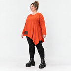 Langarmshirt in kräftigem Orange mit asymmetrischem Zipfelsaum aus weichem Stretchjersey