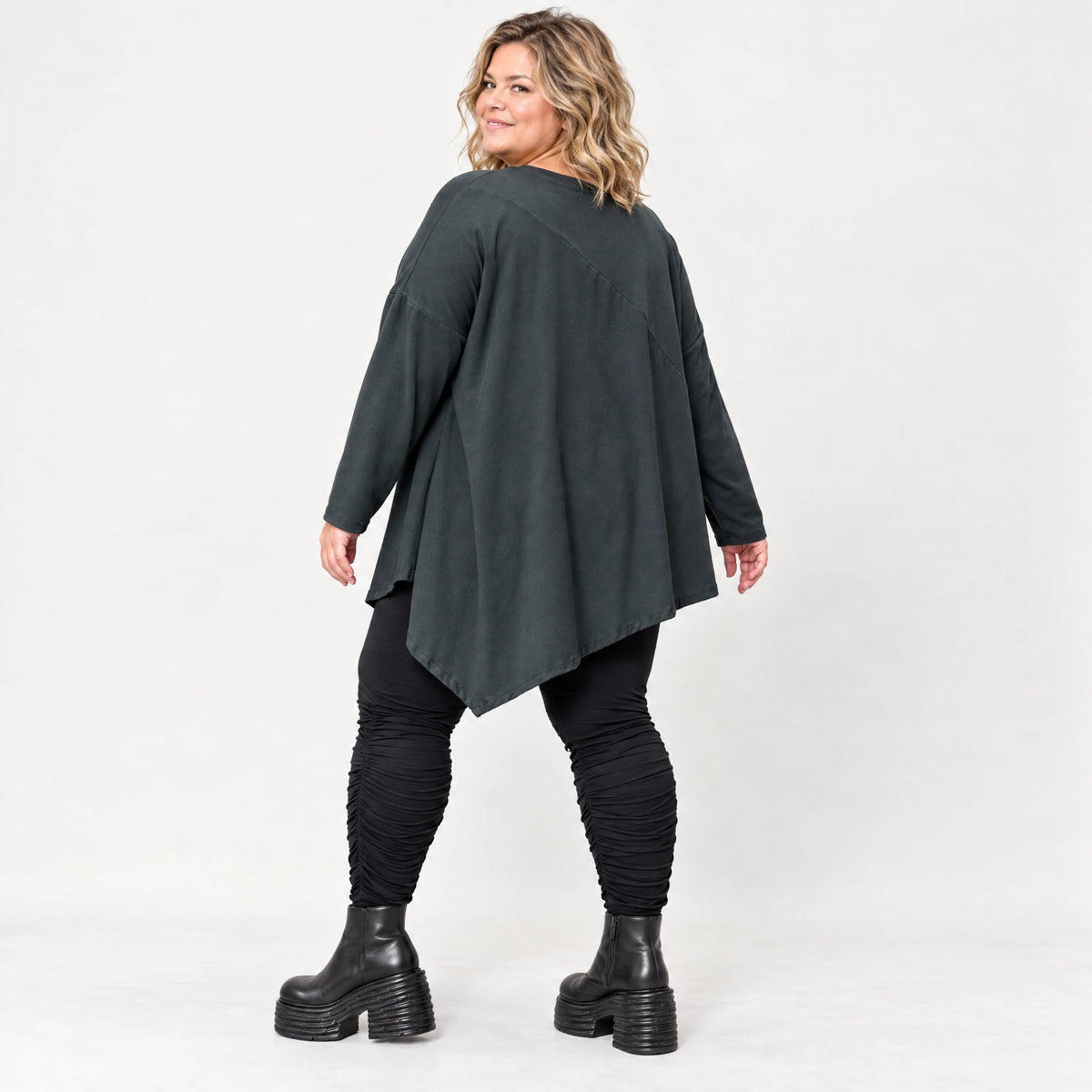 Schwarzes Langarmshirt mit asymmetrischem Zipfelsaum in warmem Stretchjersey aus Italien