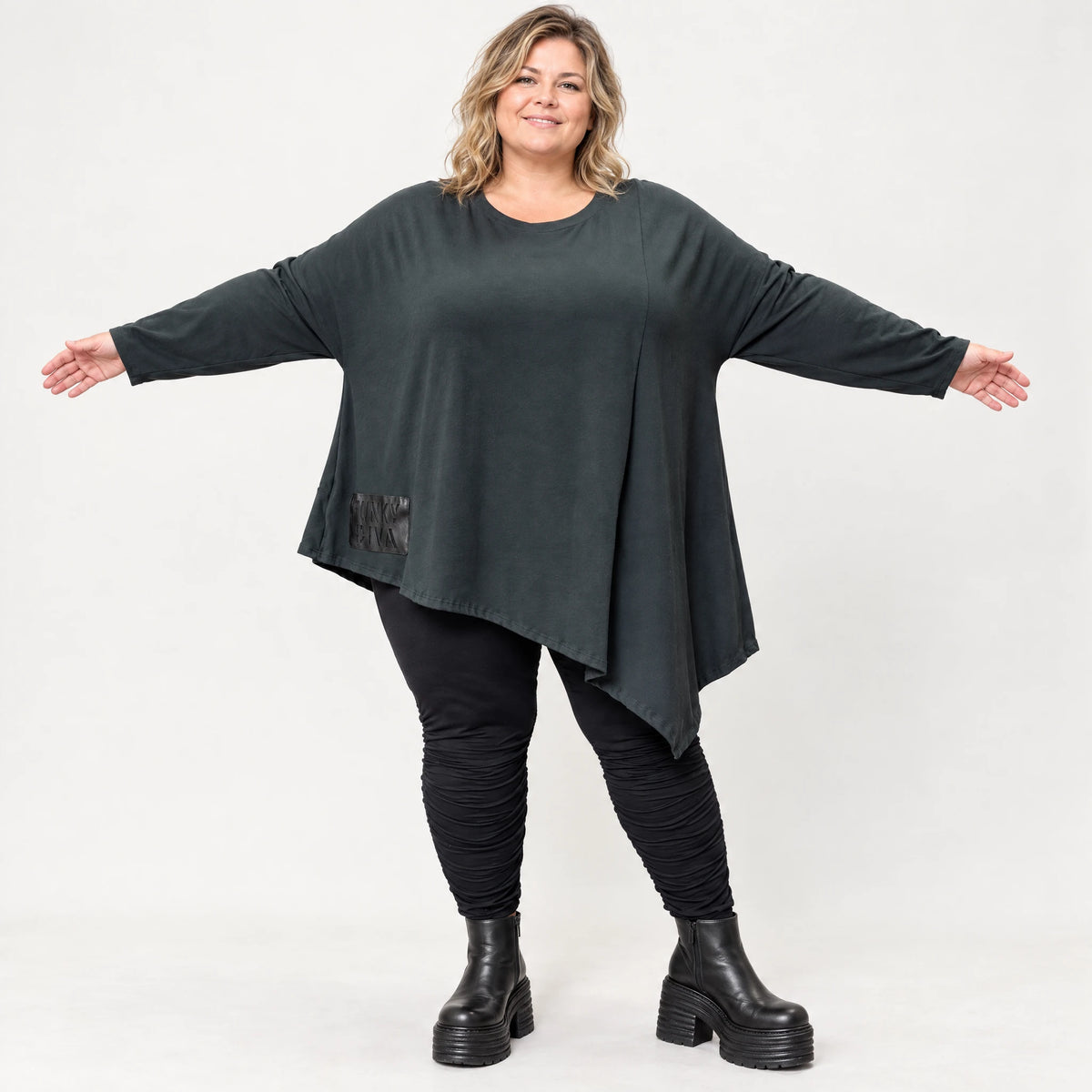 Schwarzes Langarmshirt mit asymmetrischem Zipfelsaum in warmem Stretchjersey aus Italien