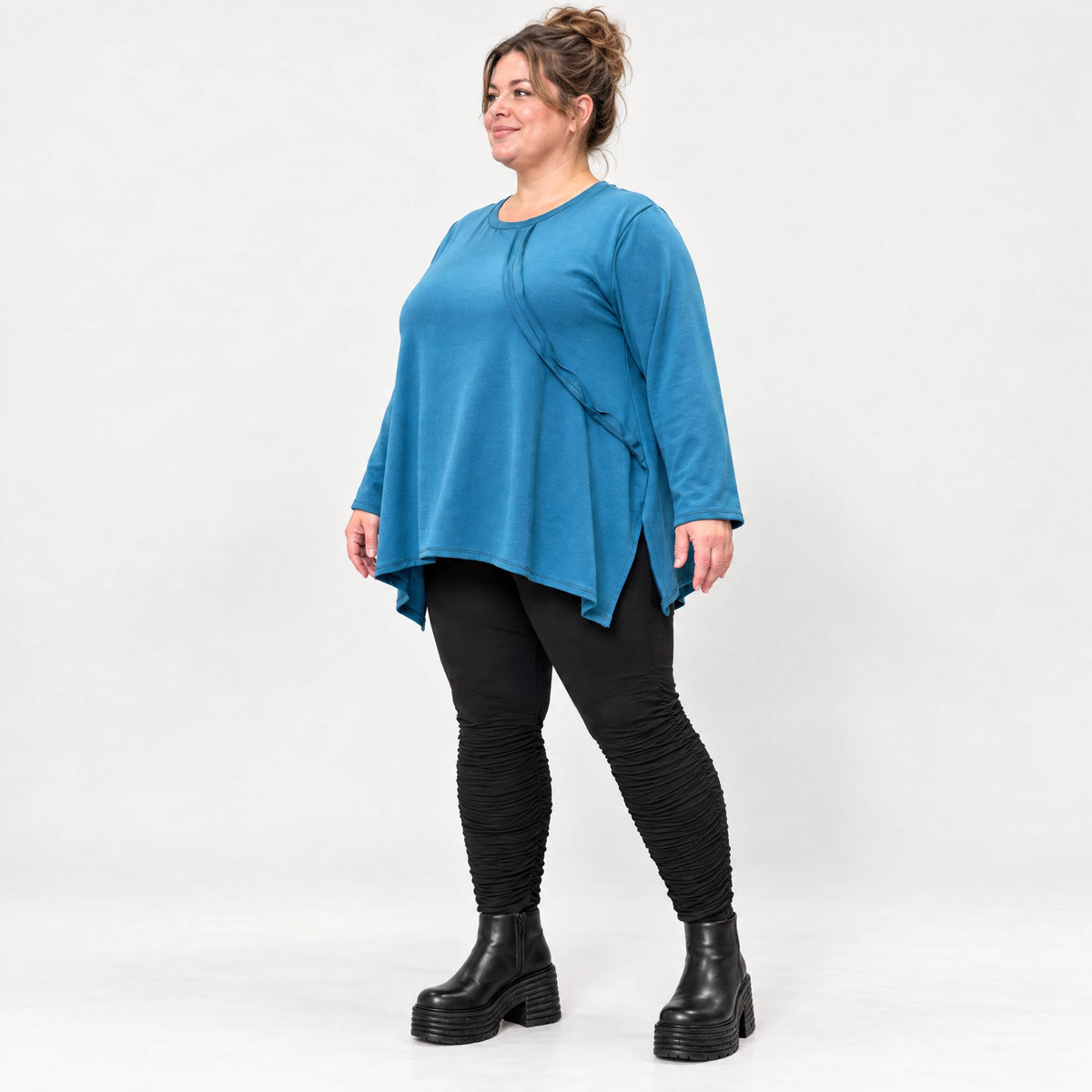 Blaues Langarmshirt aus warmem Stretchjersey in fließender A-Linie mit Rundhalsausschnitt