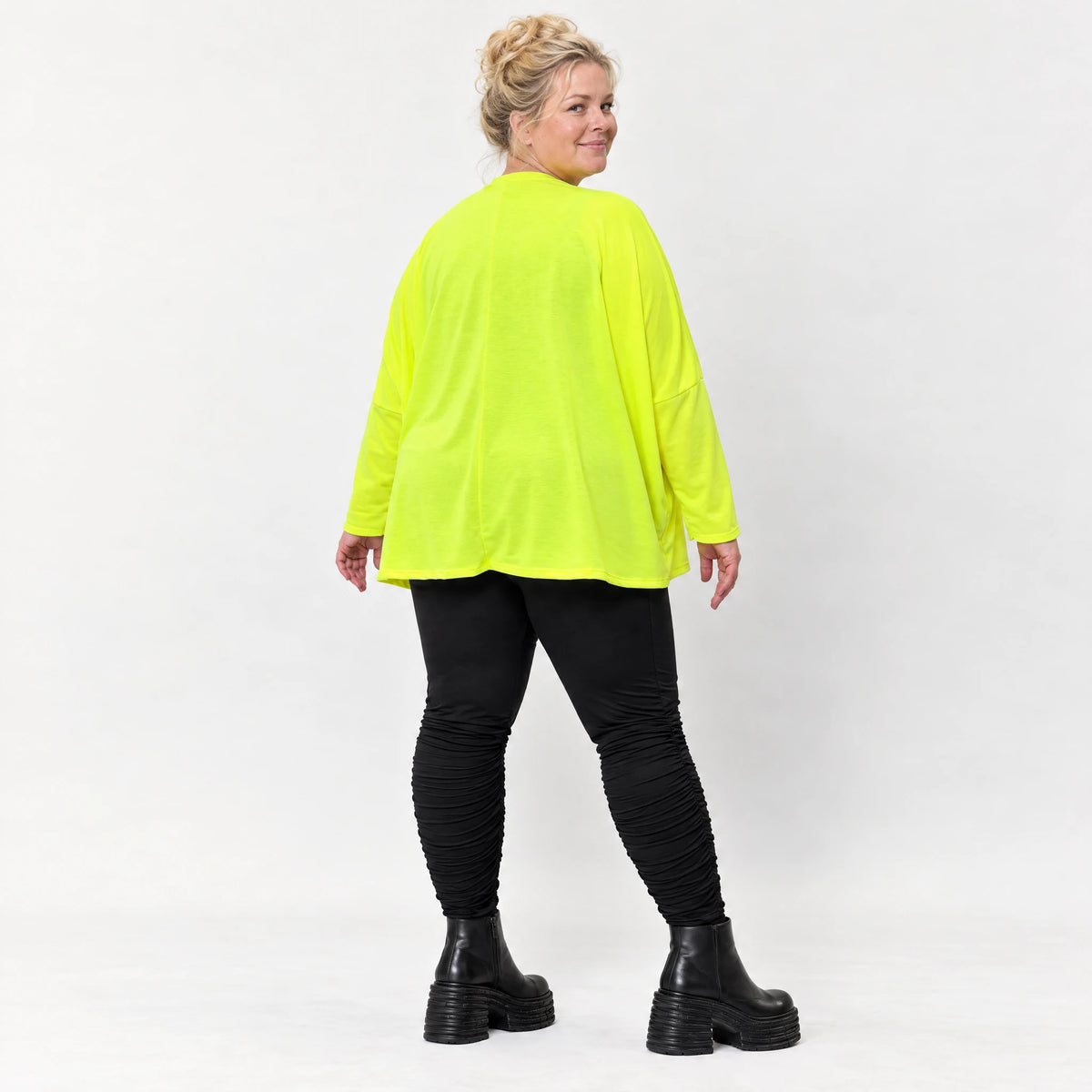 Lässiges Langarmshirt in leuchtendem Neongelb mit V-Ausschnitt aus weichem Stretchjersey