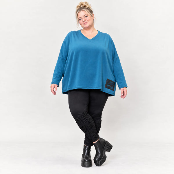 Blaues Langarmshirt aus Italien in weichem Jersey mit V-Ausschnitt und kastiger Passform