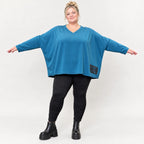 Blaues Langarmshirt aus Italien in weichem Jersey mit V-Ausschnitt und kastiger Passform