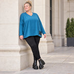 Blaues Langarmshirt aus Italien in weichem Jersey mit V-Ausschnitt und kastiger Passform