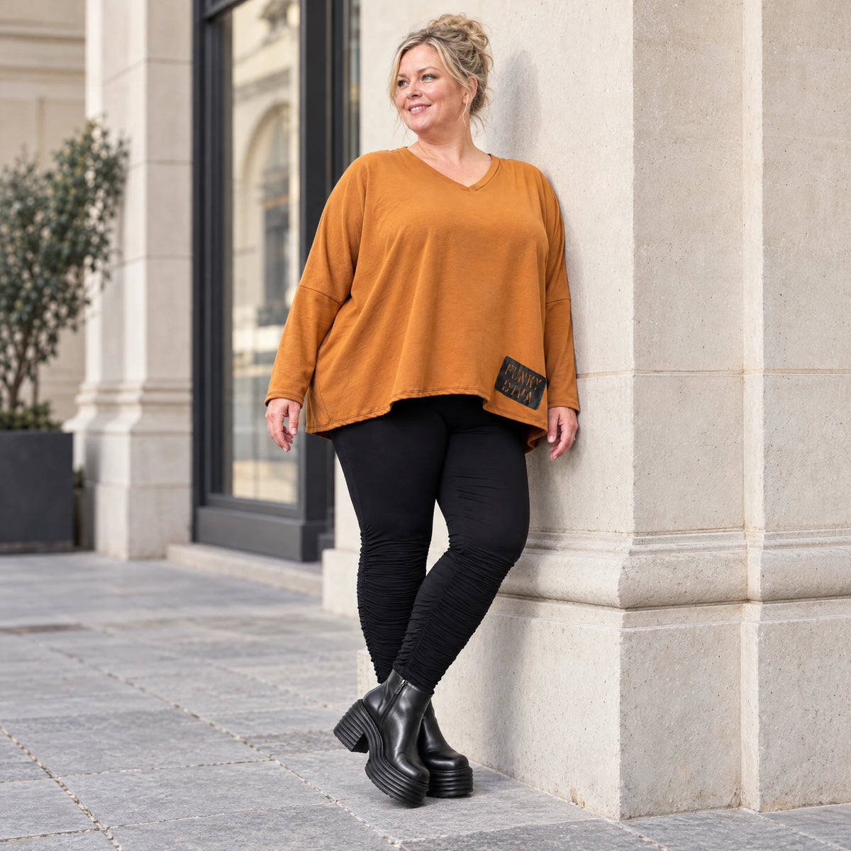 Langarmshirt in Braun mit V-Ausschnitt aus weichem Stretchjersey in kastiger Passform