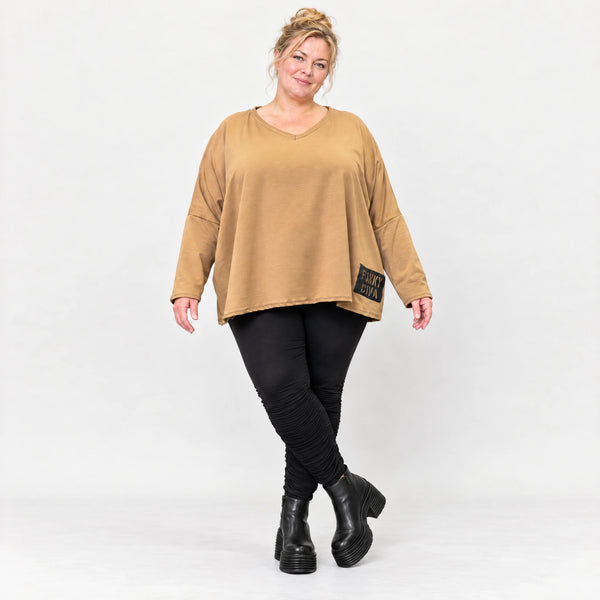 Langarmshirt in Camel aus weichem Stretchjersey mit V-Ausschnitt und kastiger Silhouette