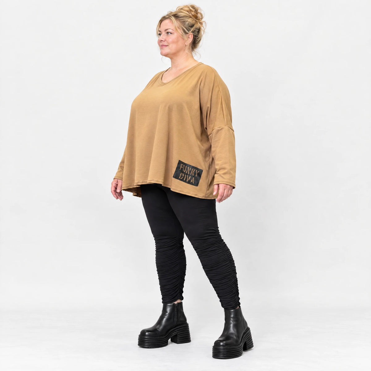 Langarmshirt in Camel aus weichem Stretchjersey mit V-Ausschnitt und kastiger Silhouette