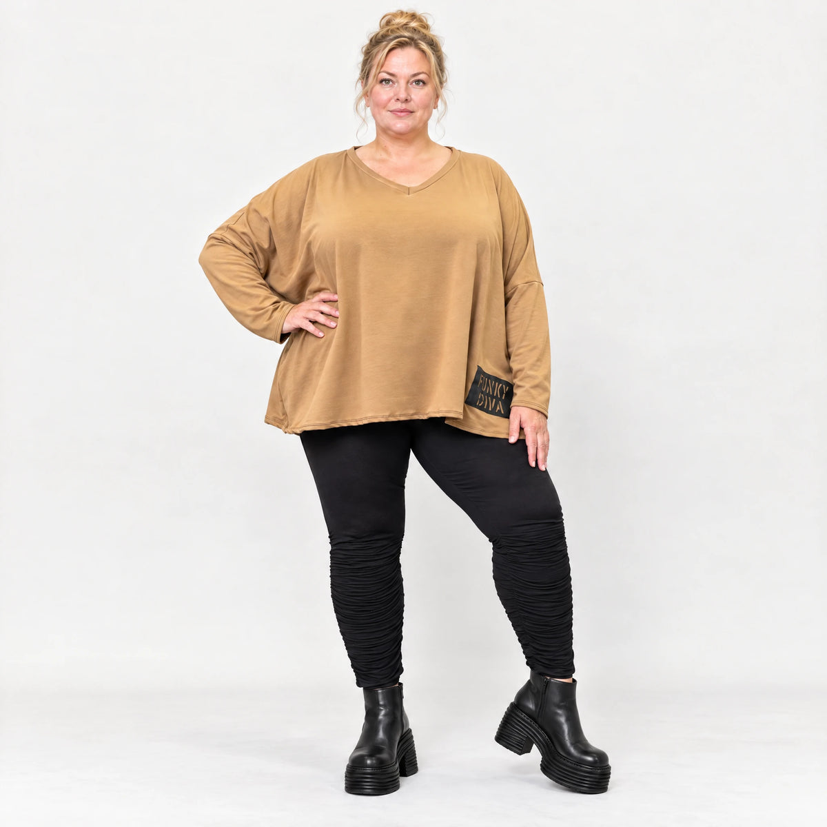 Langarmshirt in Camel aus weichem Stretchjersey mit V-Ausschnitt und kastiger Silhouette