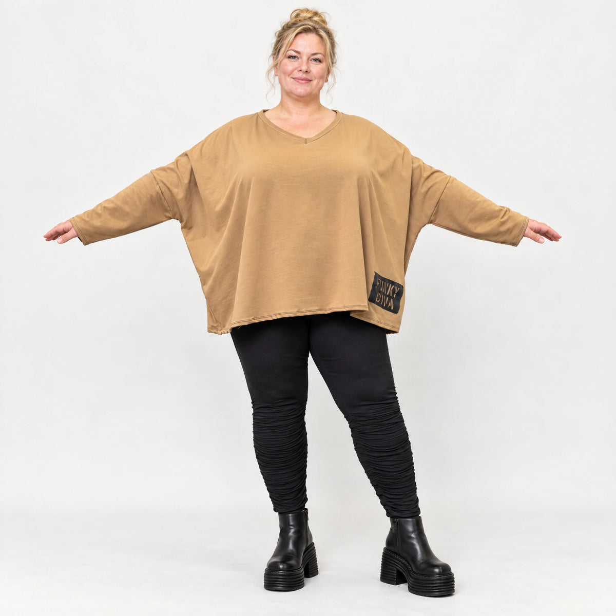 Langarmshirt in Camel aus weichem Stretchjersey mit V-Ausschnitt und kastiger Silhouette