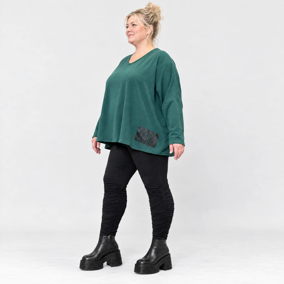 Dunkelgrünes Langarmshirt mit V-Ausschnitt aus feinem Stretchjersey und kastiger Passform