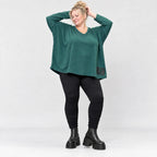 Dunkelgrünes Langarmshirt mit V-Ausschnitt aus feinem Stretchjersey und kastiger Passform