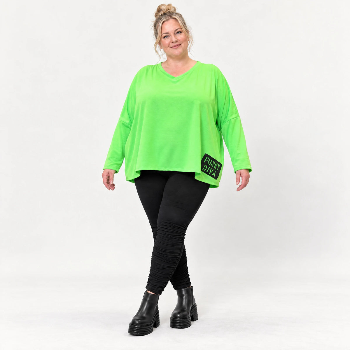 Langarmshirt in sattem Grün aus weichem Stretchjersey mit V-Ausschnitt im kastigen Schnitt
