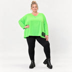 Langarmshirt in sattem Grün aus weichem Stretchjersey mit V-Ausschnitt im kastigen Schnitt