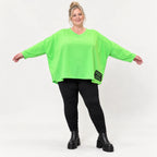 Langarmshirt in sattem Grün aus weichem Stretchjersey mit V-Ausschnitt im kastigen Schnitt