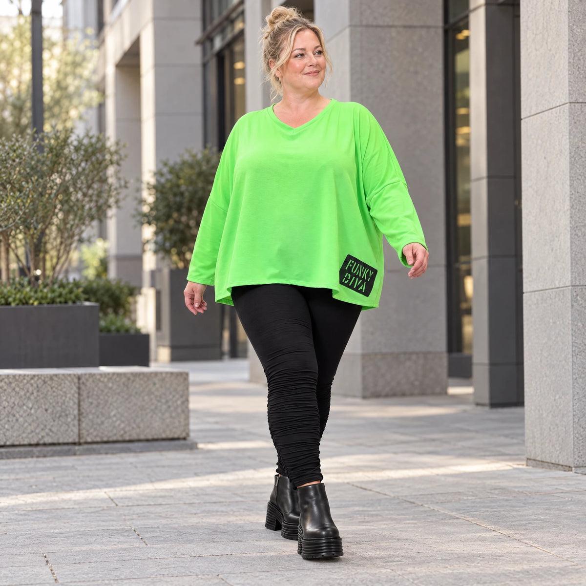 Langarmshirt in sattem Grün aus weichem Stretchjersey mit V-Ausschnitt im kastigen Schnitt