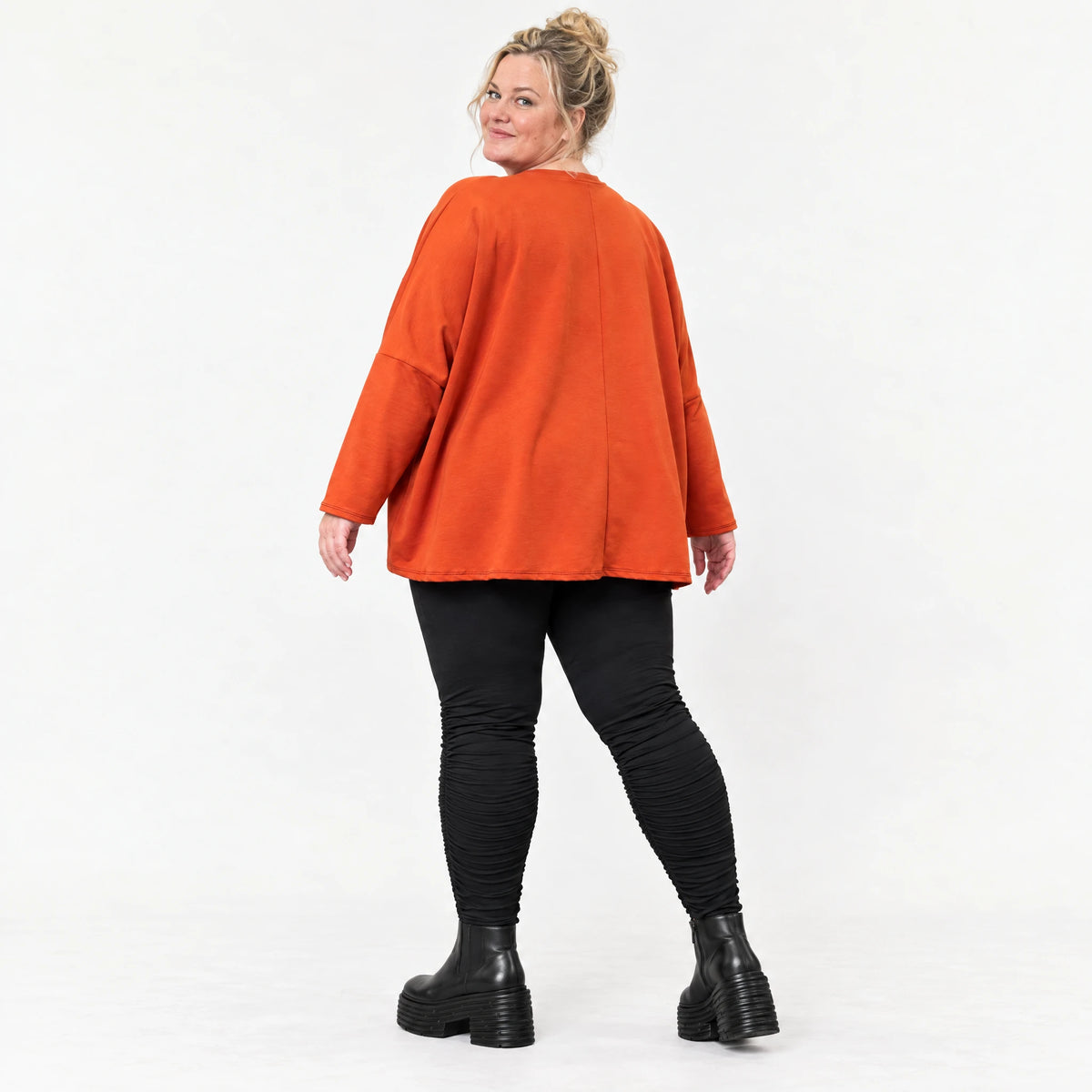 Langarmshirt in Orange aus weichem Stretchjersey mit V-Ausschnitt und kastiger Passform