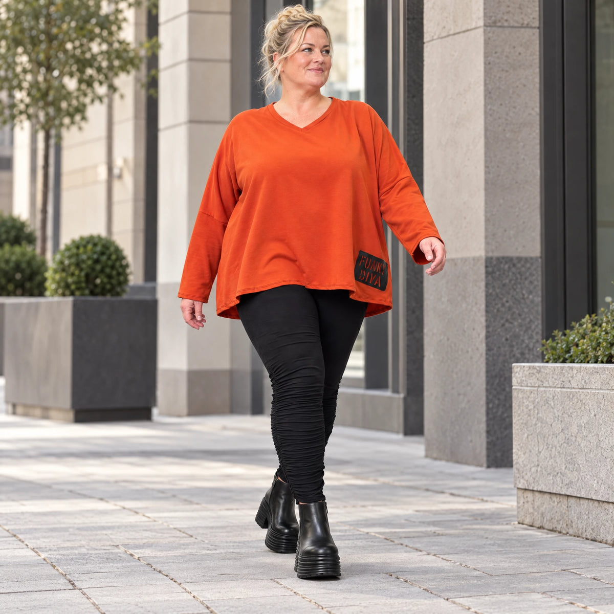 Langarmshirt in Orange aus weichem Stretchjersey mit V-Ausschnitt und kastiger Passform