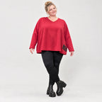 Rotes Langarmshirt aus weichem Stretchjersey mit V-Ausschnitt und kastiger Passform