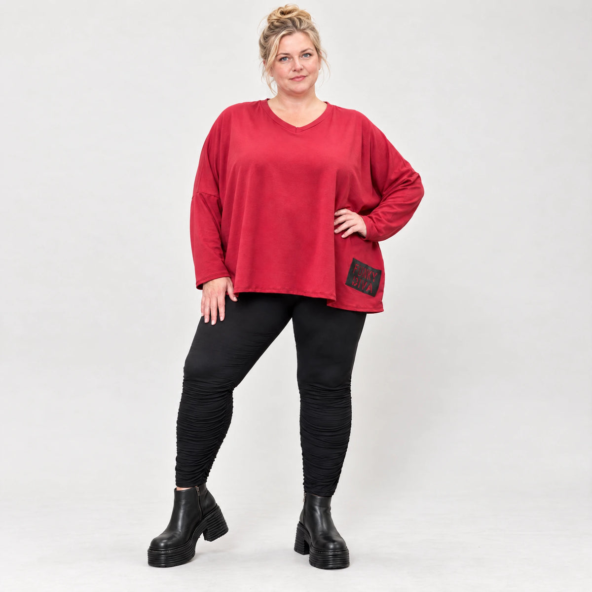 Rotes Langarmshirt aus weichem Stretchjersey mit V-Ausschnitt und kastiger Passform