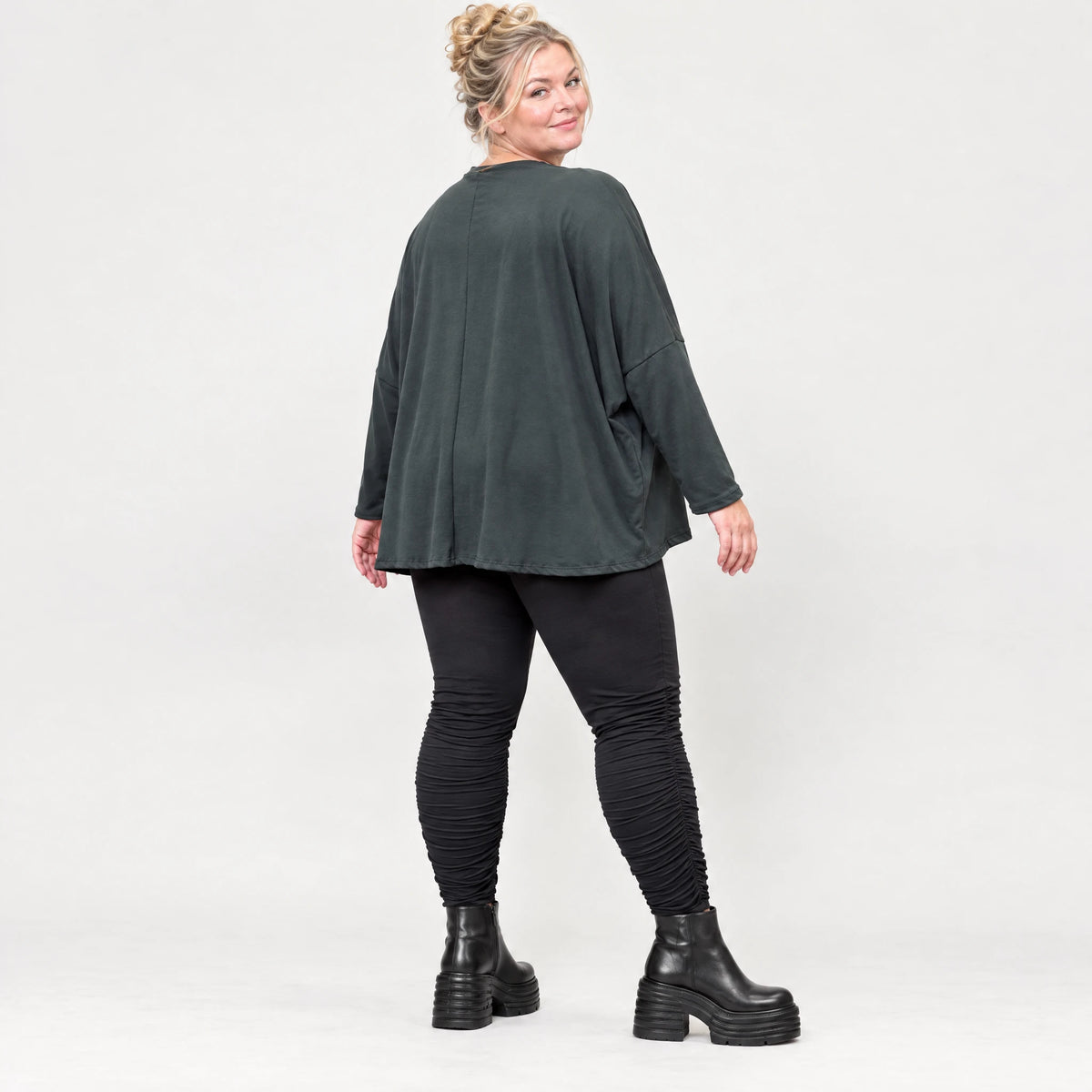 Schwarzes Langarmshirt aus weichem Stretchjersey mit kastigem Schnitt und V-Ausschnitt