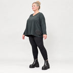Schwarzes Langarmshirt aus weichem Stretchjersey mit kastigem Schnitt und V-Ausschnitt