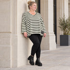 Kastiges Langarmshirt in Creme/Dunkelgrün aus weichem Stretchjersey mit V-Ausschnitt