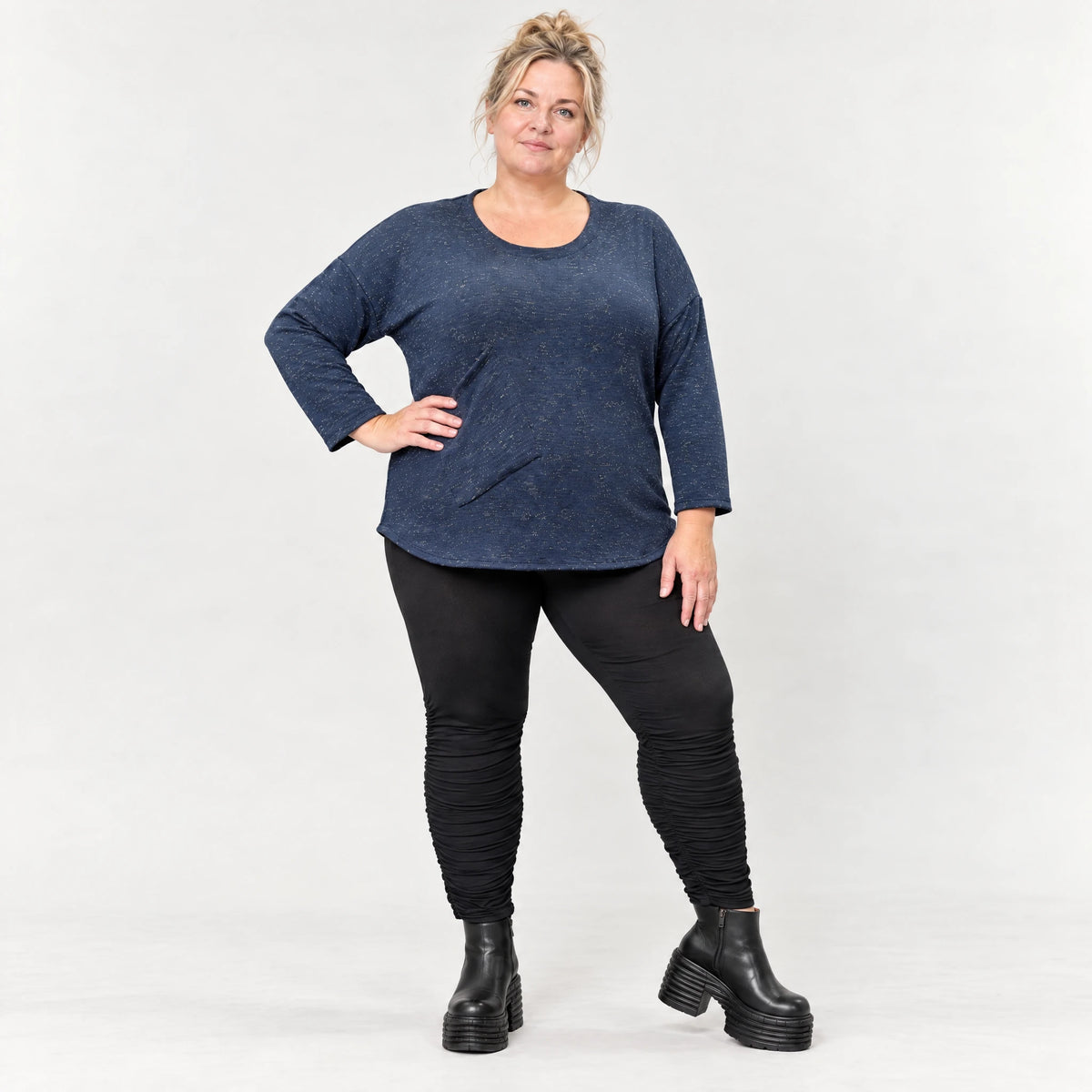 Feinstrickshirt in Blau/Weiß meliert mit Rundhalsausschnitt und aufgesetzten Taschen