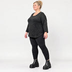 Feinstrickshirt aus Italien in Schwarz/Weiß mit flauschigem Garn und aufgesetzten Taschen