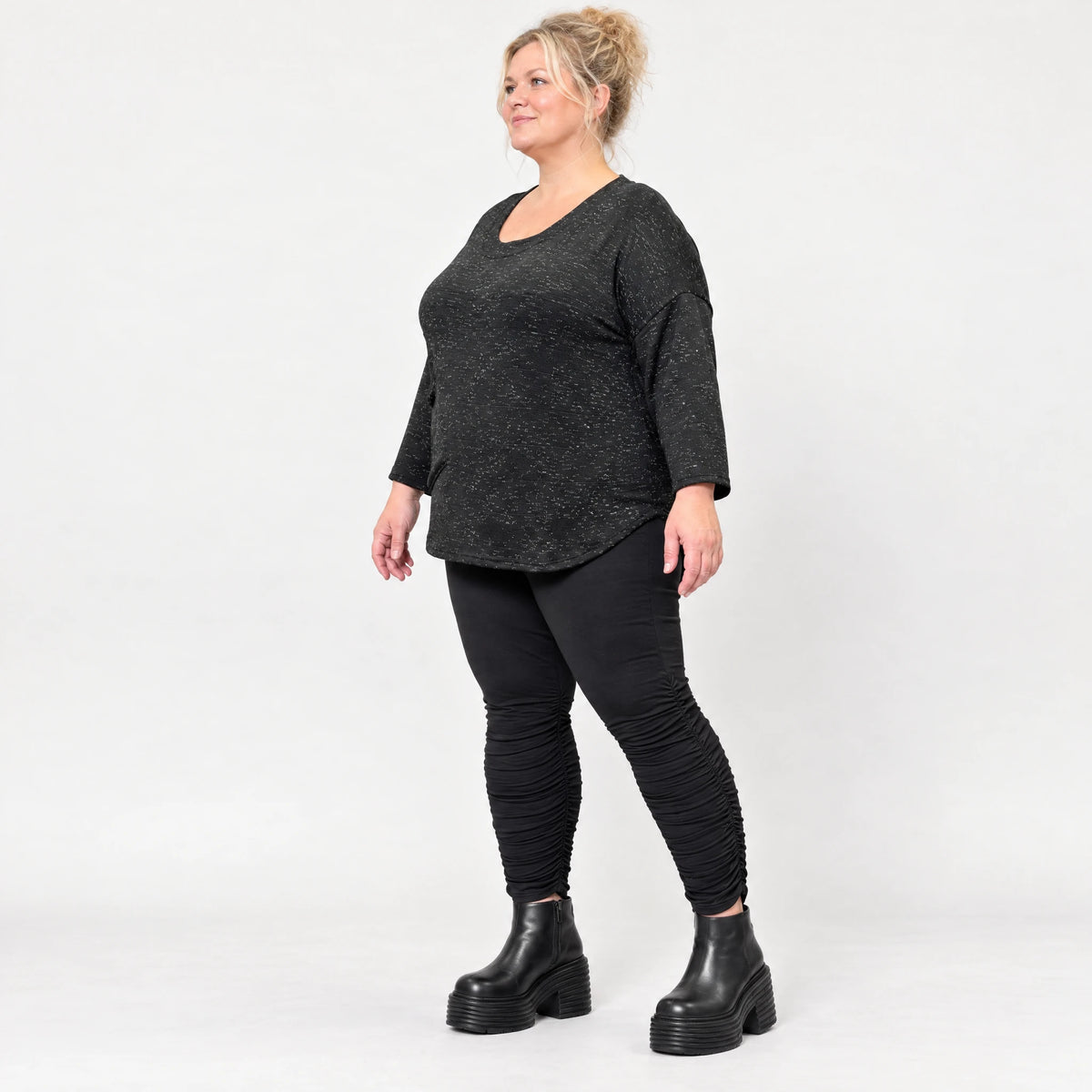 Feinstrickshirt aus Italien in Schwarz/Weiß mit flauschigem Garn und aufgesetzten Taschen