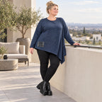 Asymmetrisches Langarmshirt in Blau/Weiß aus flauschigem Strick mit lässigem Zipfelsaum