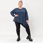 Asymmetrisches Langarmshirt in Blau/Weiß aus flauschigem Strick mit lässigem Zipfelsaum