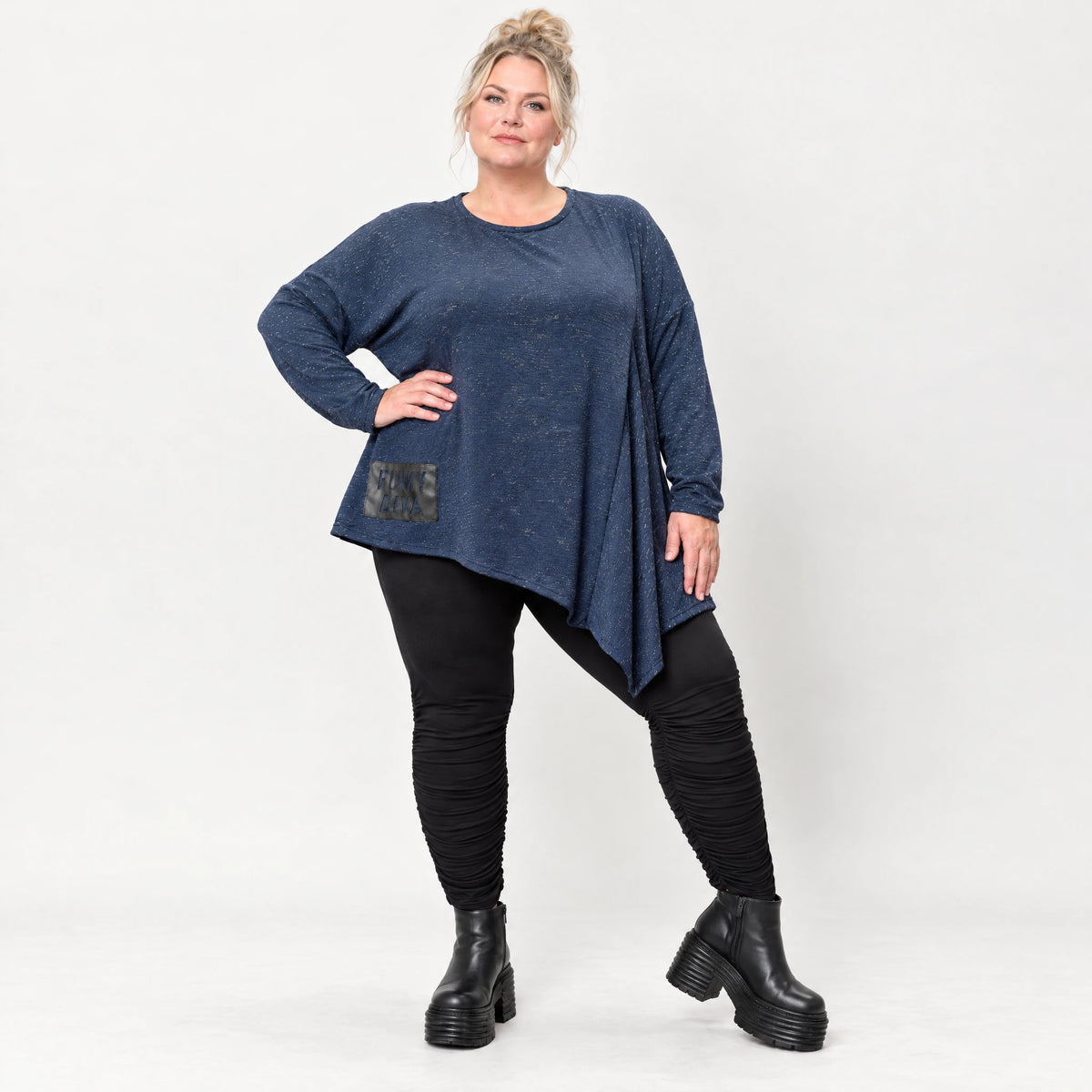 Asymmetrisches Langarmshirt in Blau/Weiß aus flauschigem Strick mit lässigem Zipfelsaum