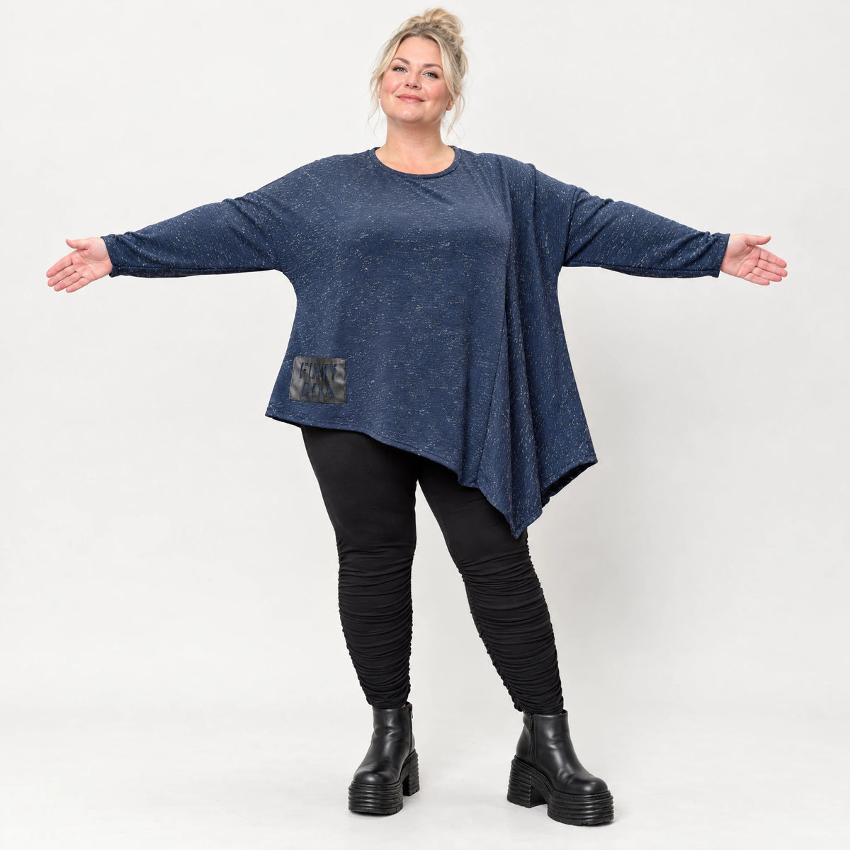 Asymmetrisches Langarmshirt in Blau/Weiß aus flauschigem Strick mit lässigem Zipfelsaum