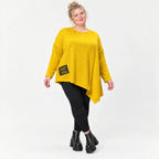 Feinstrickshirt in Gelb mit asymmetrischem Zipfelsaum Langarm und Rundhalsausschnitt