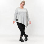 Feinstrickshirt in Grau/Schwarz mit asymmetrischem Zipfelsaum und Flauschgarnoptik