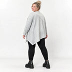 Feinstrickshirt in Grau/Schwarz mit asymmetrischem Zipfelsaum und Flauschgarnoptik
